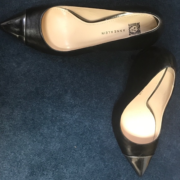 Anne Klein Black w/ Metallic Toe Heels - Picture 2 of 4